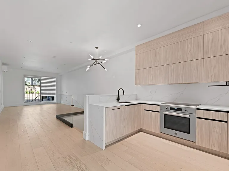 499 Van Buren St #1 — Photo 3