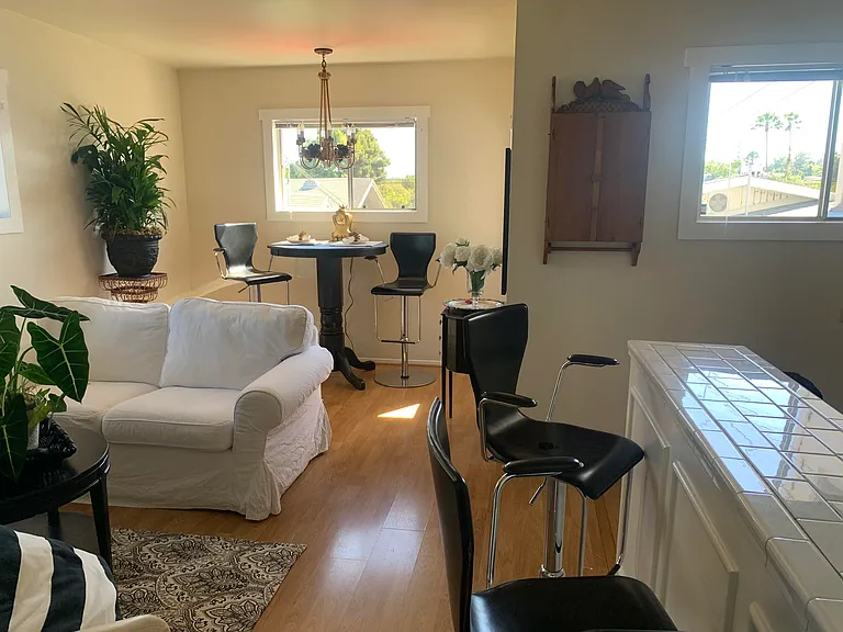 2528 De La Vina St — Photo 5