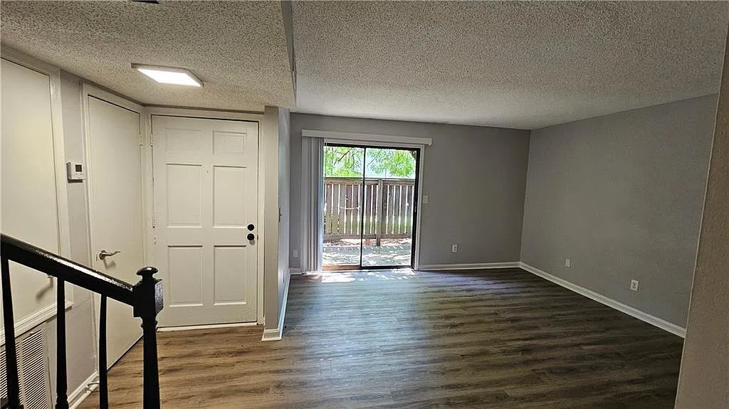 3 bed, 2.5 bath, 1152 sqft, $1,550 — Photo 2