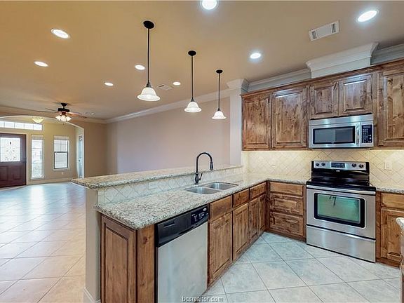 4th image of 3813 Blackhawk Ln