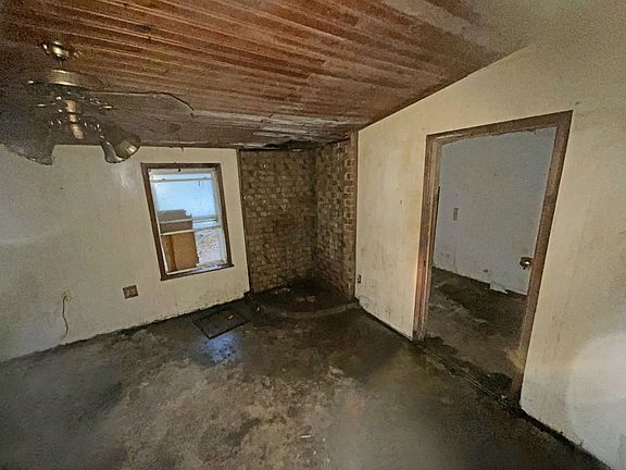 3rd image of 115 E Avenue H