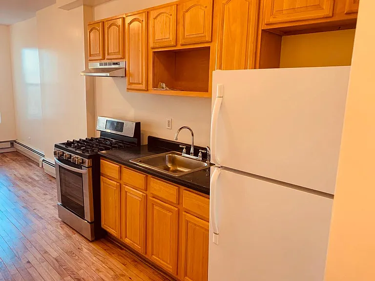 450 Grand St #R2 — Photo 8