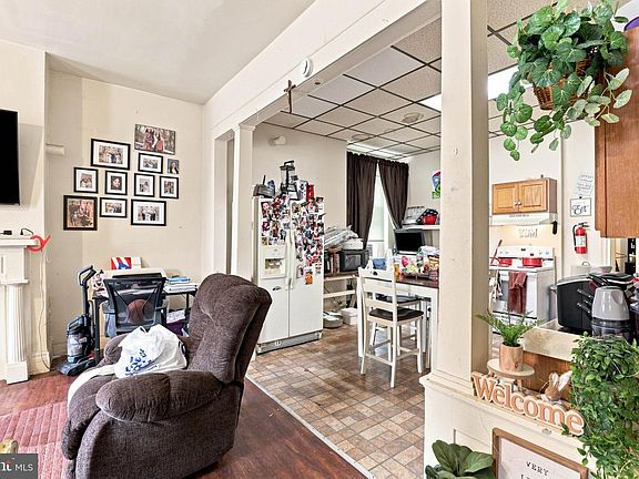 5th image of 152 Walnut St