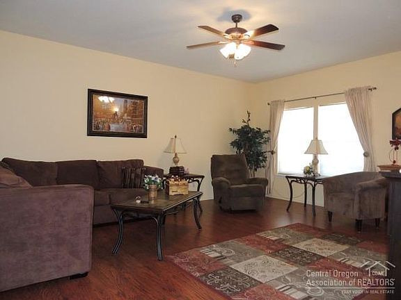 2nd image of 822 NE Cobblestone Ct