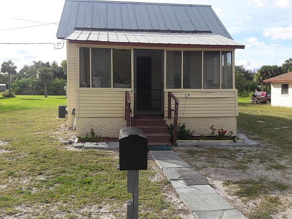 2nd image of 830 S De Leon Ave