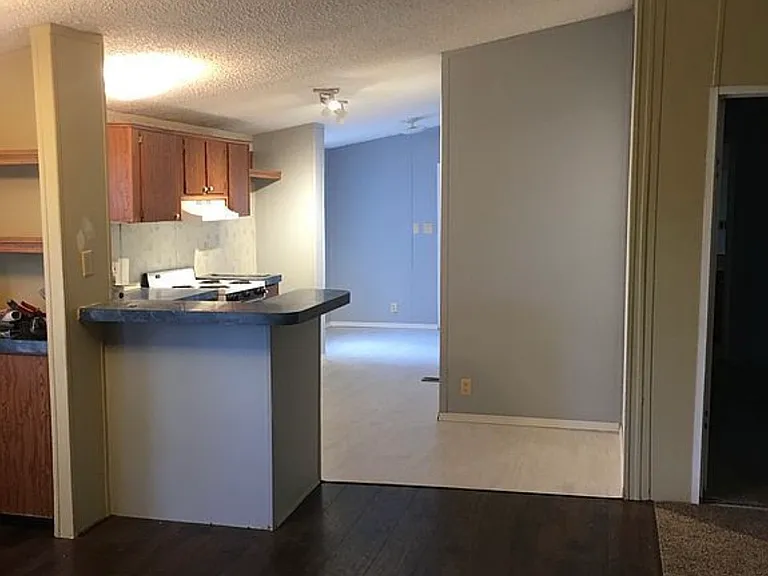 915 Bremen Ave — Photo 2