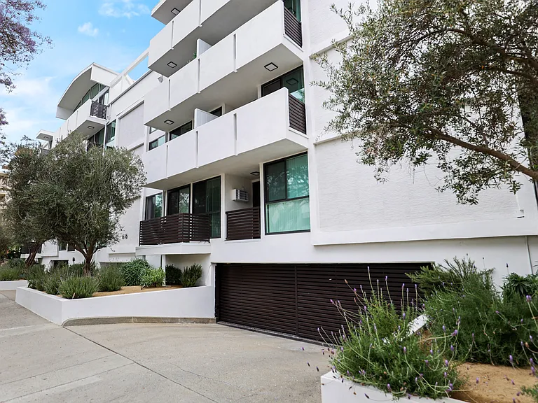 616 N Flores — Photo 1