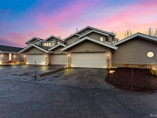 21096 Boulder Cir, Northville, MI 48167