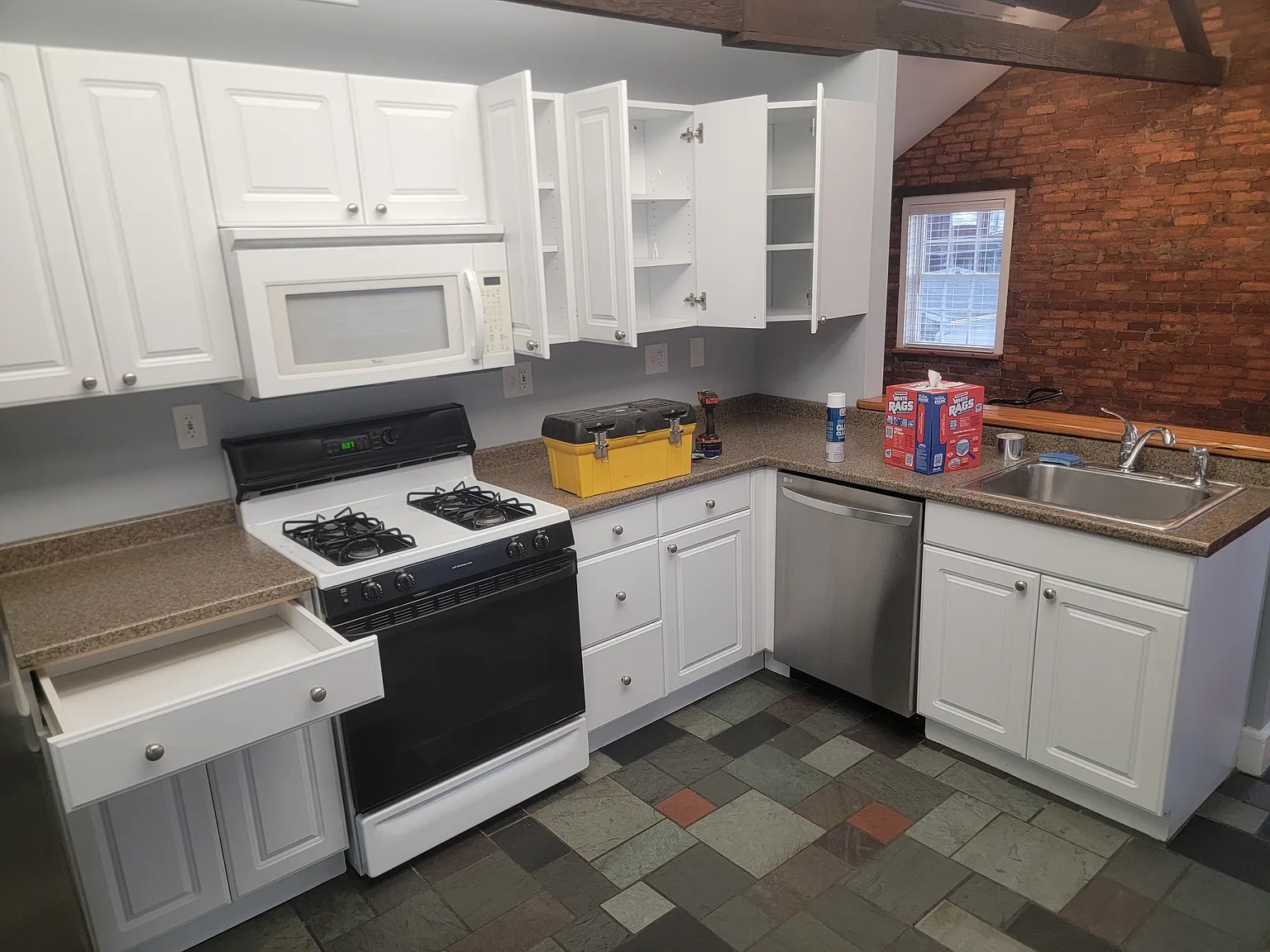 2 bed, 1000 sqft, $2,400 — Photo 3