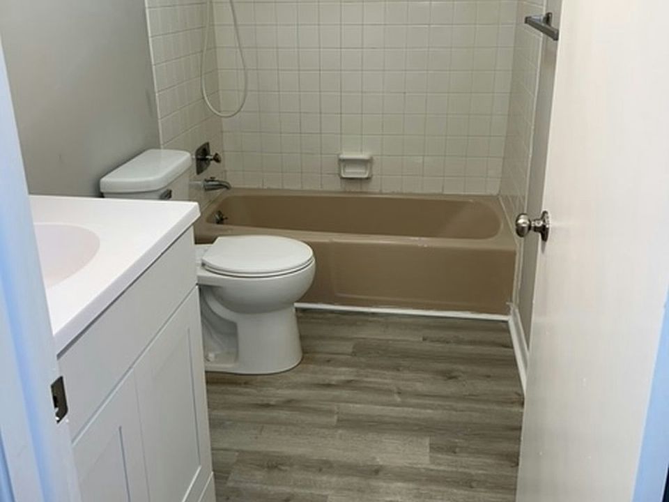 2nd image of 2110 Saratoga Dr APT 1