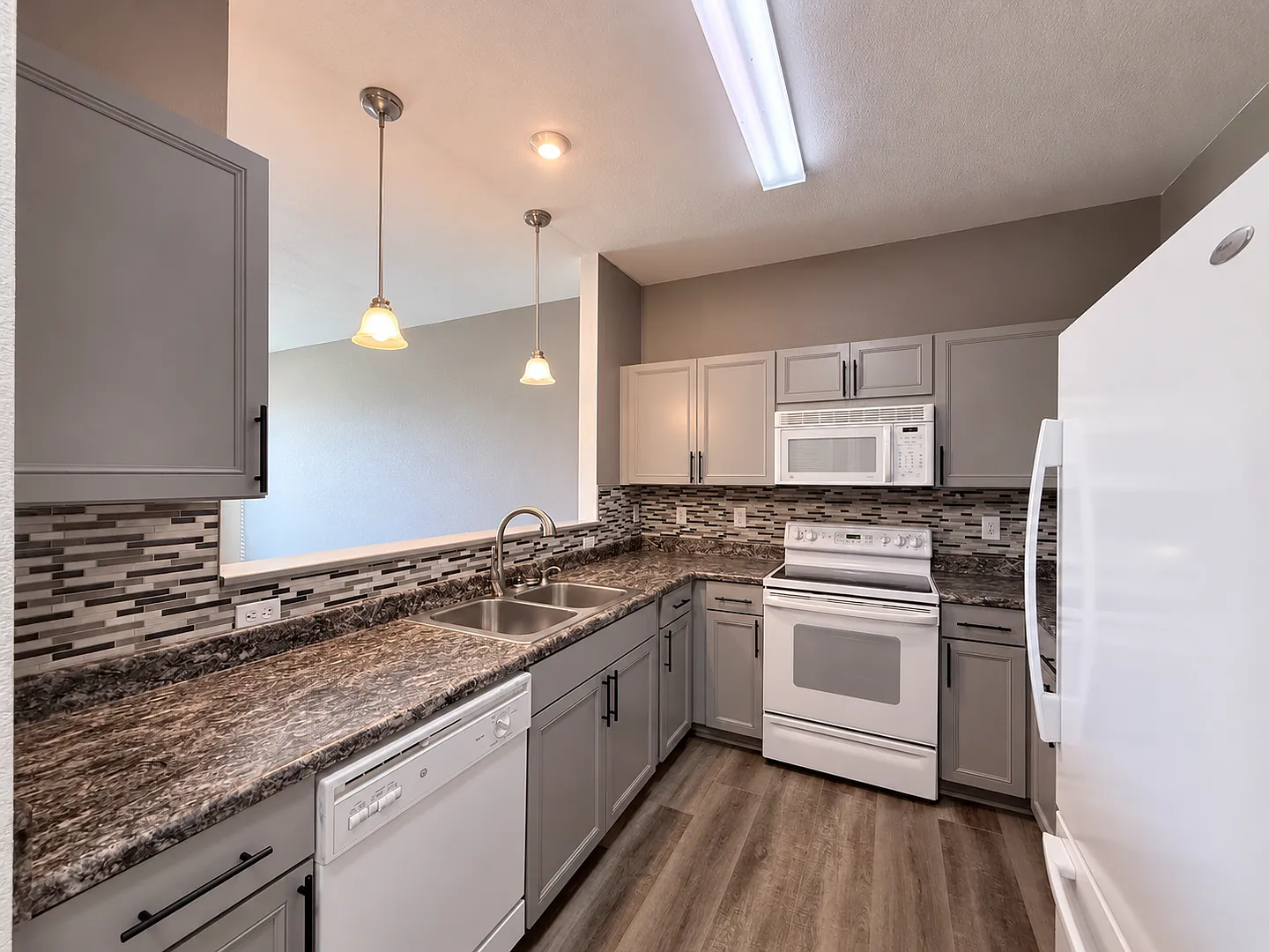 2-Bed Townhome | Updated Lvp Floors + 2-Car Garage — Photo 4