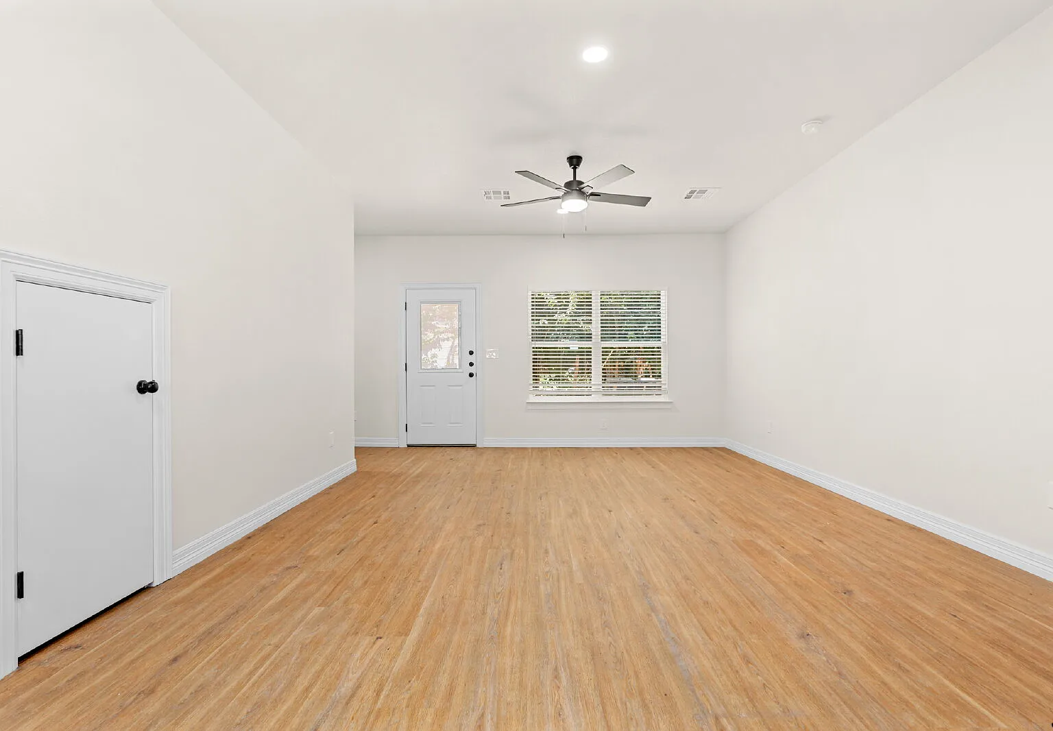 3 bed, 2.0 bath, 1250 sqft, $1,300 — Photo 3