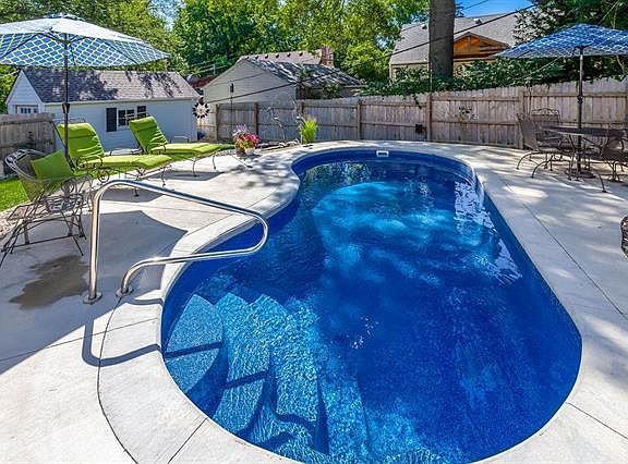 2nd image of 2505 W 50th Pl