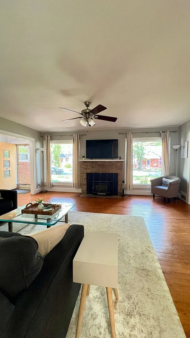 Great home for 4 or 3 people! Fenced in backyard! — Photo 4