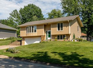 1528 Elmwood Dr, Pella, IA 50219