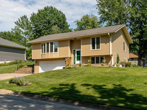 1528 Elmwood Dr, Pella, IA 50219