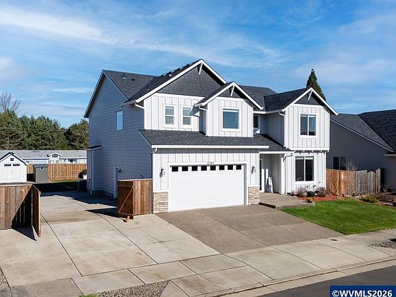 2nd image of 2105 NE Summit Dr