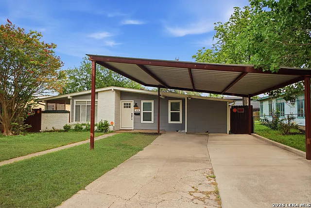 3 bed, 1.0 bath, 1224 sqft, $1,700 — Photo 3