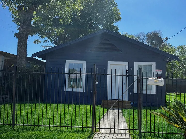 1522 N Navidad St — Photo 5