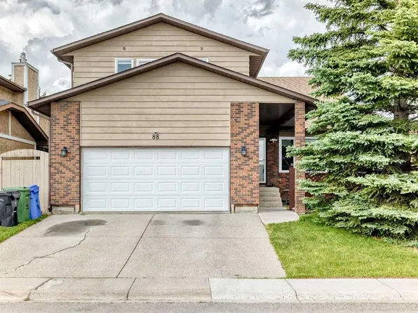 88 SW Castlefall Way NE, Calgary, AB T3J 1M7