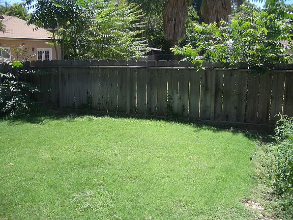 Fully landscaped yards w/auto sprinklers