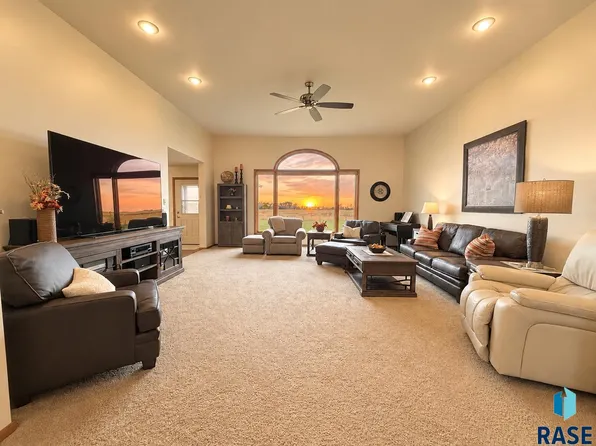 2009 N Broadway Ave, Miller, SD 57362