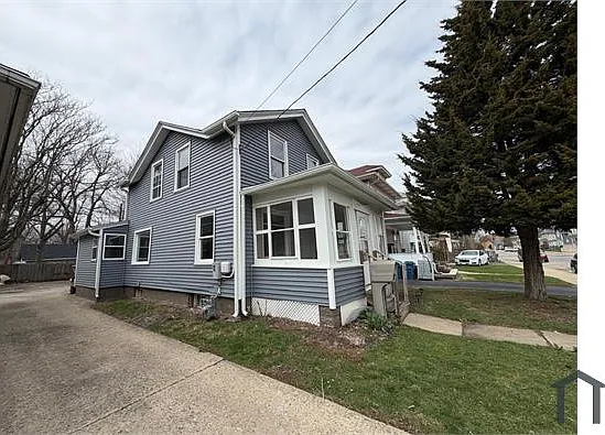 3 bed, 1143 sqft, $2,300 — Photo 1
