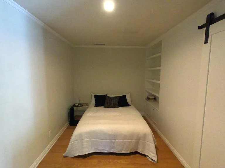 2285 N Beachwood Dr #12 — Photo 22