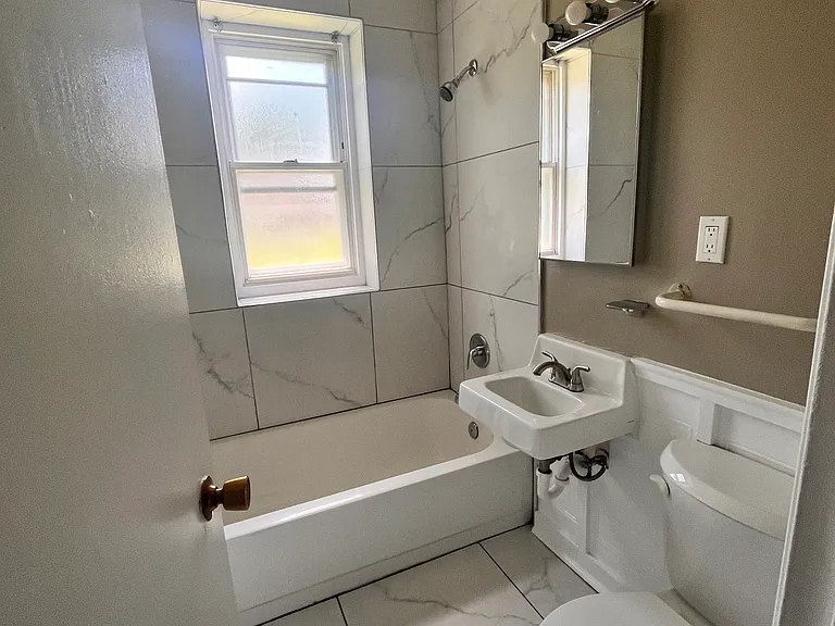 1824 La Salle Pl — Photo 7