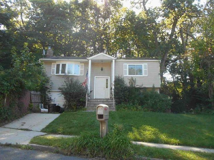 1st image of 10 Crest Hill Ct