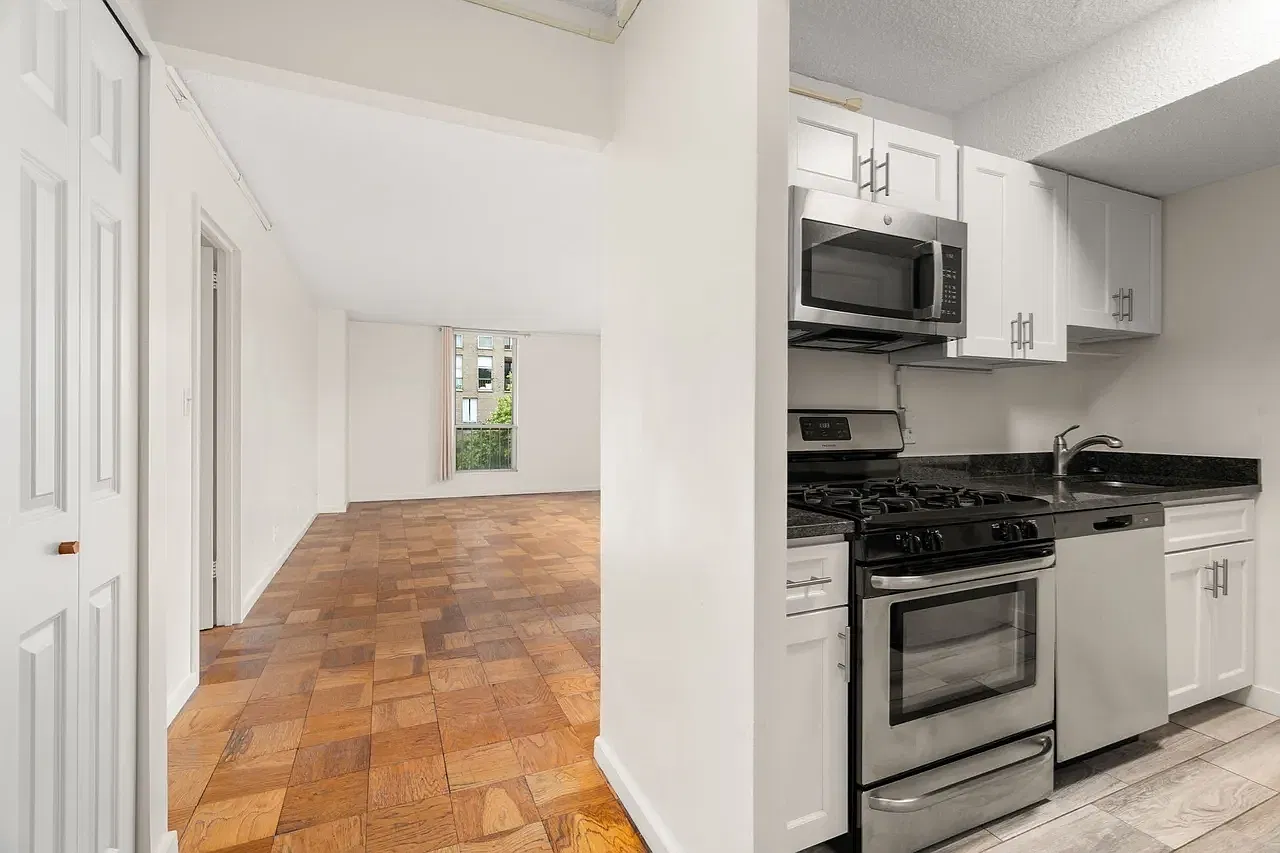 2 bed, 2.0 bath, 1050 sqft, $3,600 — Photo 2