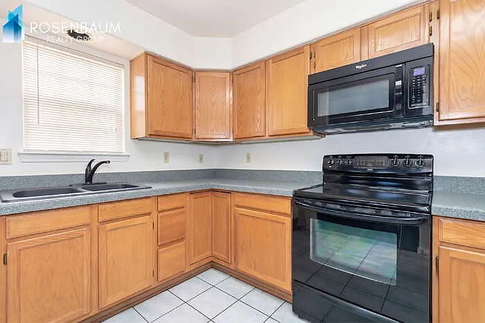 504 S Stephanie Loop — Photo 2