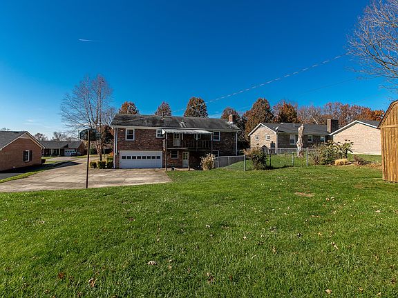 2nd image of 422 Linden Ln