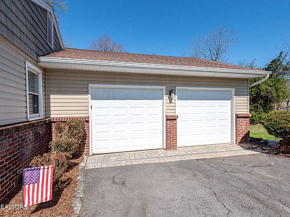 5th image of 3809 Longwood Dr