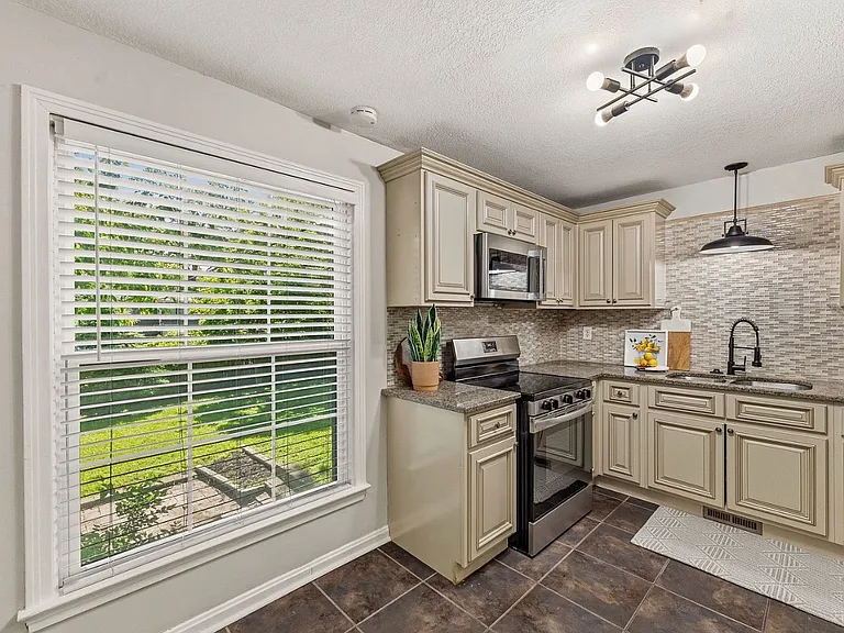 6739 Roe Ave — Photo 41