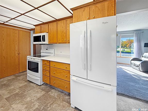 3rd image of 384 28th Street W