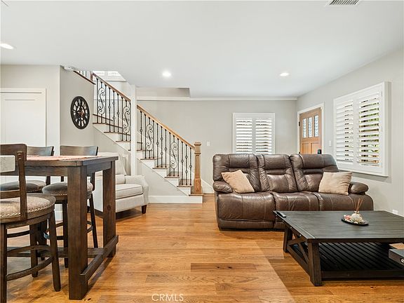 4th image of 1118 N Beverly Glen Blvd