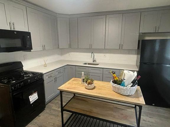 3rd image of 585 Beach St Floor 1
