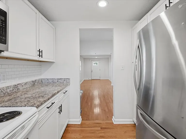 1041 Hervey St — Photo 8