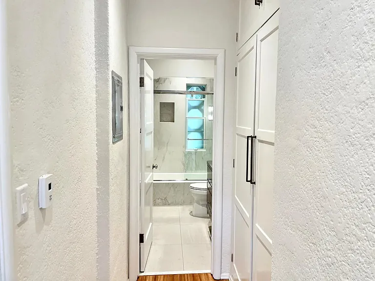 1338 N Laurel Ave #204 — Photo 24