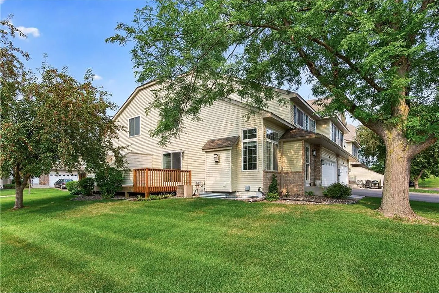 End Unit Townhome Avail Now! — Photo 2