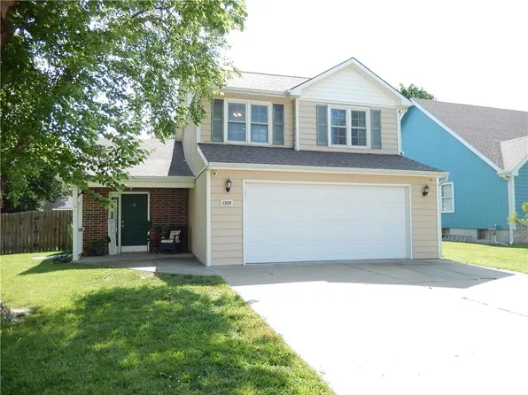 1329 Pin Oak Cir, Ottawa, KS 66067
