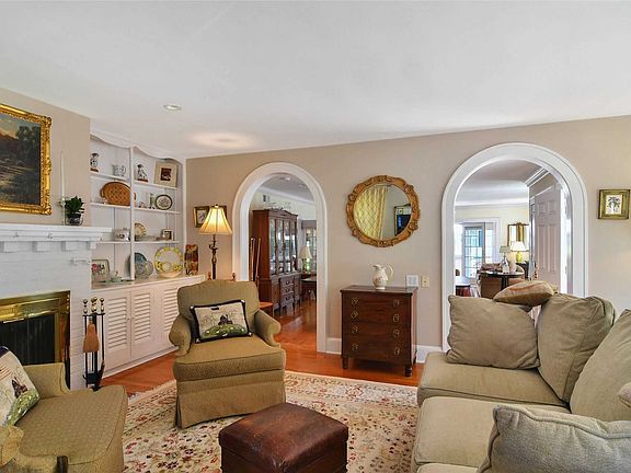 2nd image of 15 Meadow Ln