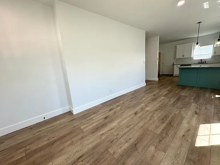 2730 E Admiral Ct — Photo 2