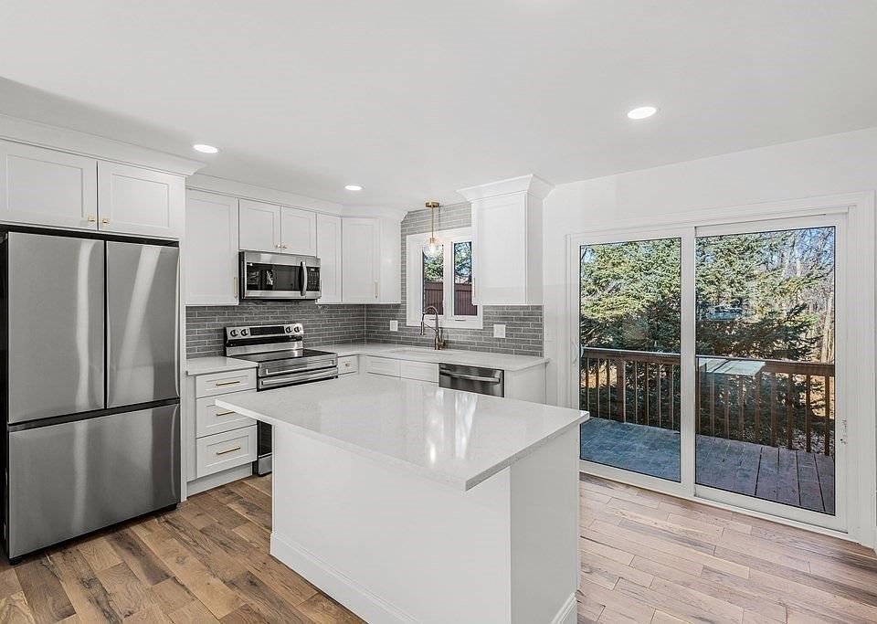 1st image of 9 Farrwood Dr