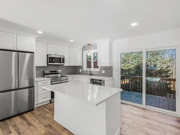 9 Farrwood Dr, Haverhill, MA 01835