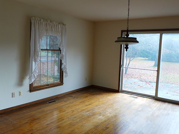 Dining Rm w/slider to patio