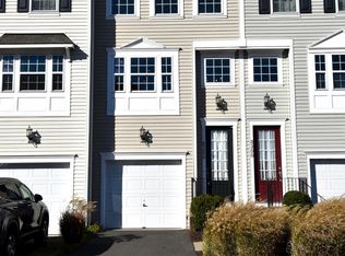 8202 Heritage Crossing Ct, Manassas, VA 20109