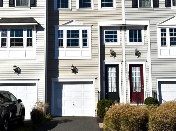 8202 Heritage Crossing Ct, Manassas, VA 20109