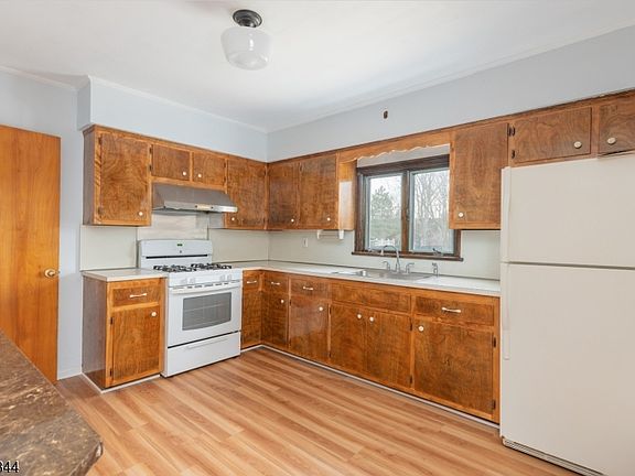 4th image of 24 Morris Ave